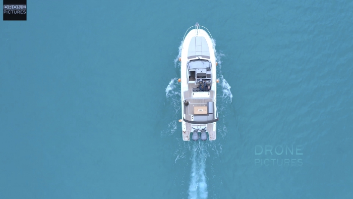 Vue aérienne d'un bateau naviguant au large de Cannes, Alpes-Maritimes, prise de vue par drone © Drone-Pictures Marseille 