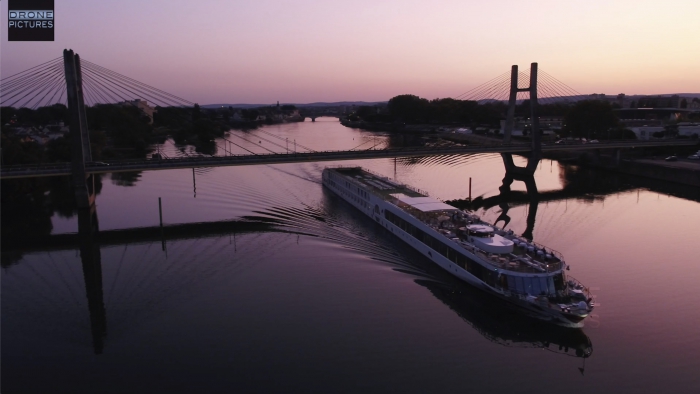 Vue aérienne d'un bateau de croisière fluviale sur la Saone à Chalon-sur-Saône,prise de vue par drone © Drone-Pictures