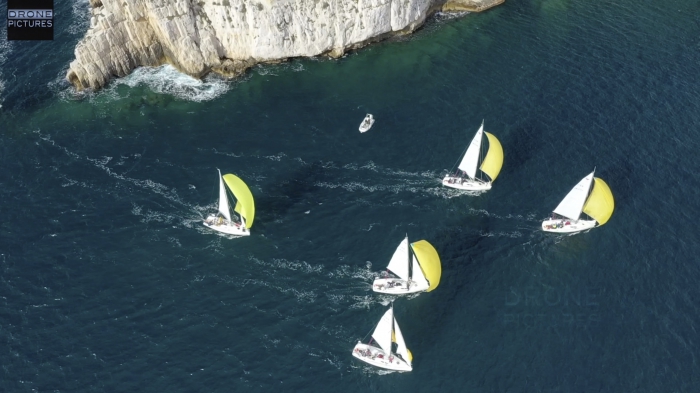 Vue aérienne d'une régate de voile passant le Chateau d'IF à Marseille, Bouches-du-Rhône, prise par drone © Drone-Pictures