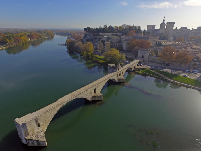 Pont Saint-Saint-Bénézet et Avignon vu par drone depuis le Rhône, Vaucluse, France - © Drone-Pictures.com 