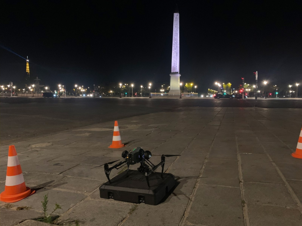 Drone Inspire 2 paré au décollage à Paris Place de la Concorde, de Nuit Juillet 2020 - copie