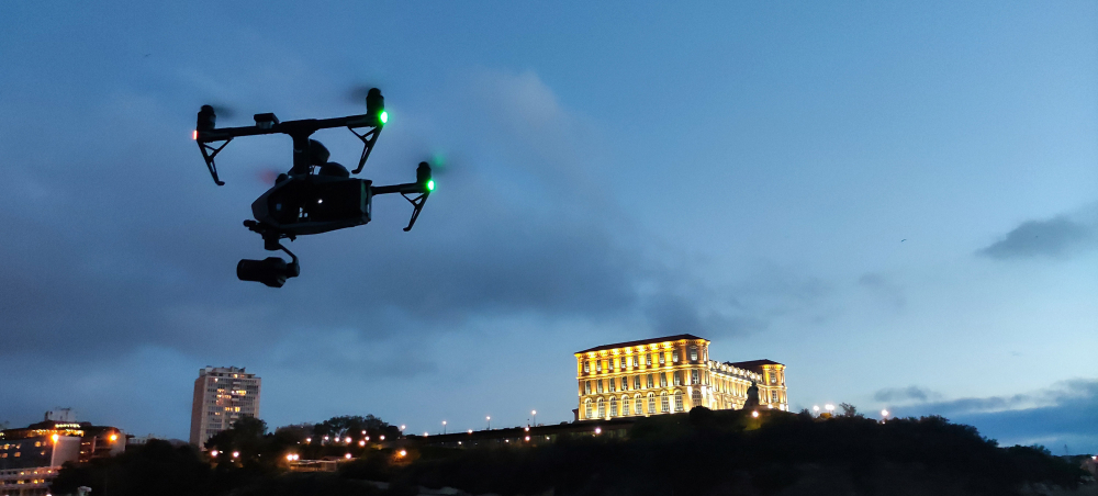Inspire 2 en vol devant le Palais du pharo début de nuit 2 - © Drone-Pictures