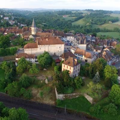 Photographie par drone du Village de Pierre-Buffière au petit matin, Haute-Vienne